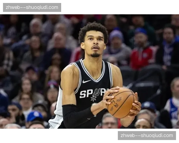 马刺团队配合：文班亚马与队友的挡拆配合与空间利用